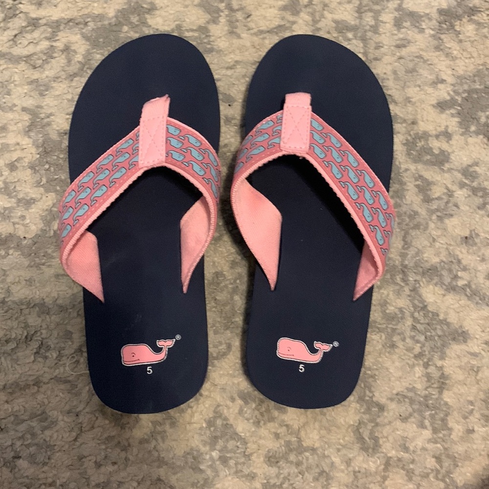 Vineyard vines flip flops